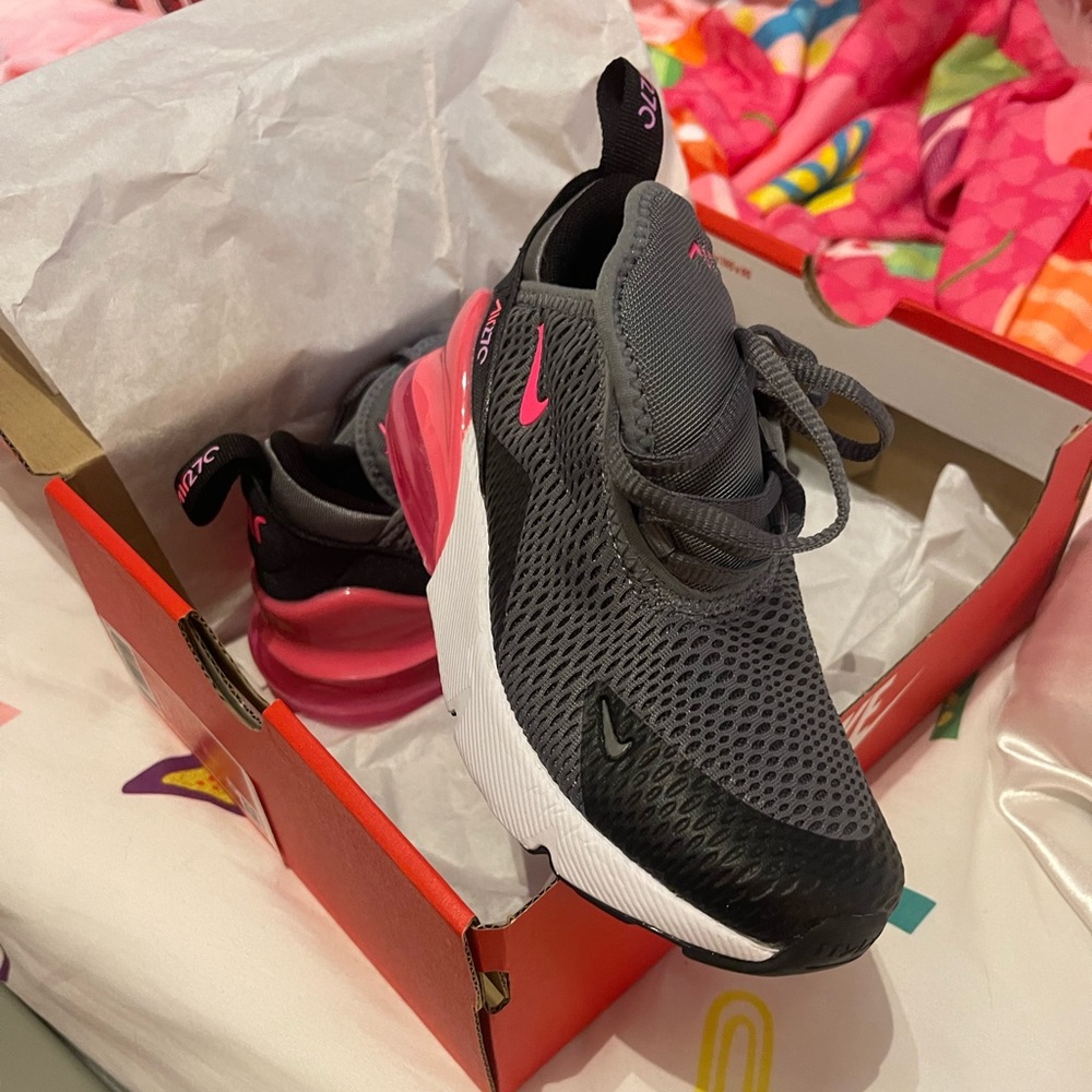 Brand new kids Nike 270s